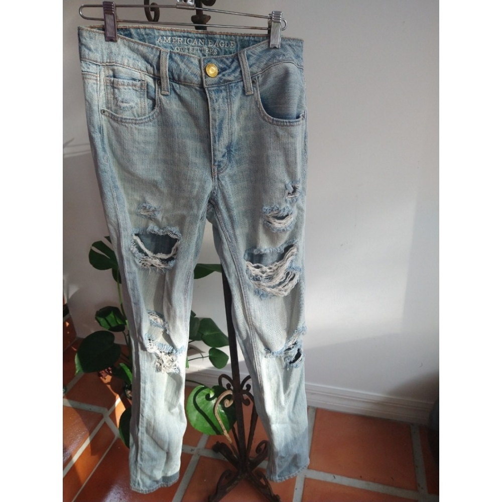 American eagle distressed straight leg jean. RUNS LARGE (0/2)